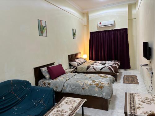 Cette chambre comprend 2 lits et un canapé. dans l'établissement Sofea Inn Bukit Merah - Laketown A6116, à Simpang Ampat Semanggol