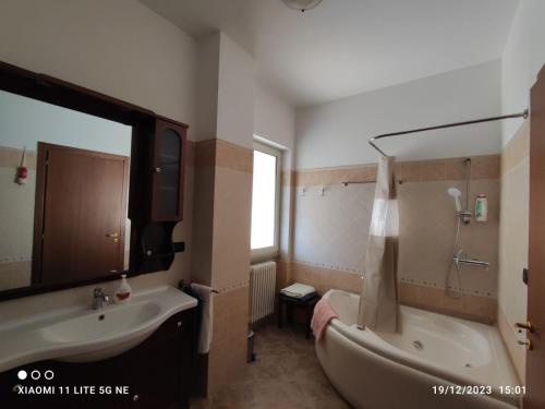 ein Badezimmer mit einer Badewanne, einem Waschbecken und einer Badewanne in der Unterkunft Casamia in Tricase