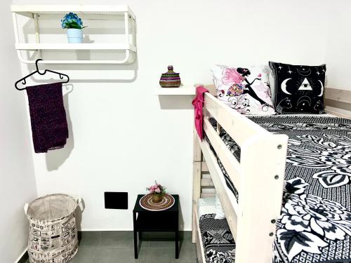 Un pequeño dormitorio con una cama y una escalera en Animos! Apartments - 10 modern apartments near the city & beach, perfect for nomads, travellers, families, watersports!, en Santa Maria
