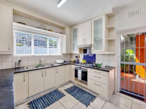 Kuchyňa alebo kuchynka v ubytovaní Spacious Two Bedroom Apartment in Newlands