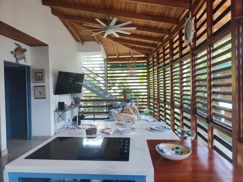 eine Küche mit einer Insel in einem Zimmer mit Fenstern in der Unterkunft Casa del sol in Bejuco
