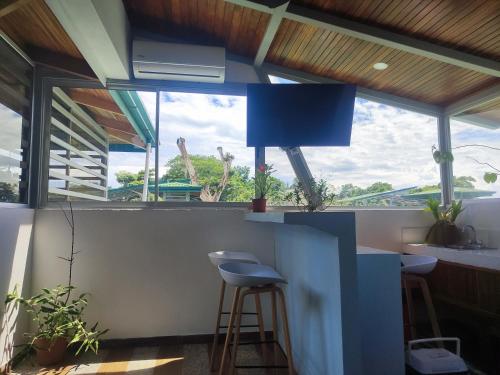 eine Küche mit einer Bar und einem großen Fenster in der Unterkunft Casa del sol in Bejuco
