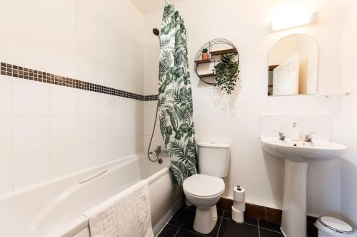 南安普敦的住宿－Prime Location 1-bedroom apartment - Close to Solent-Hospital-Amazon Voucher for long stay，白色的浴室设有卫生间和水槽。
