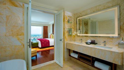 Postel nebo postele na pokoji v ubytování The Ritz - Carlton, Bangalore