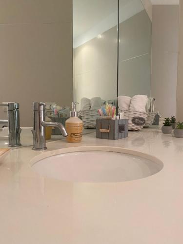 ein Bad mit einem Waschbecken und einem Spiegel in der Unterkunft Labanca's Luxury center in Matera