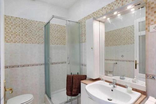 Un baño con lavabo, ducha e inodoro. en Frida apartments, en San Remo