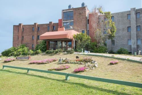 Portobello Suites Hotel في لا بالوما: حديقة امام مبنى فيه حيوانات محشوة