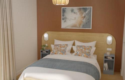 - une chambre avec un grand lit et 2 tables dans l'établissement Résidence Prestige Odalys L'Orée du Parc, à Royan
