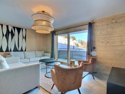un salon avec un canapé, une table et des chaises dans l'établissement Magnifique appartement neuf pour 12 personnes avec Wi-Fi - FR-1-455-246, à La Plagne Tarentaise