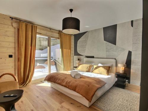 une chambre avec un grand lit et une grande fenêtre dans l'établissement Magnifique appartement neuf pour 12 personnes avec Wi-Fi - FR-1-455-246, à La Plagne Tarentaise