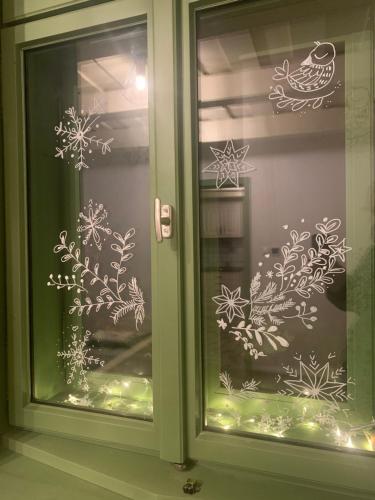 a window with snowflakes painted on the glass at Pannonhalma Várlak Vendégház in Pannonhalma