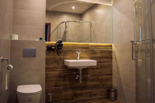 y baño con lavabo, aseo y ducha. en Resort Jura, en Kroczyce
