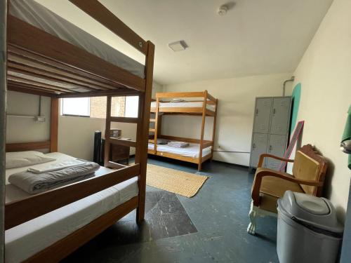 1 Schlafzimmer mit 2 Etagenbetten und einem Schreibtisch in der Unterkunft yaqtahostel in Trujillo