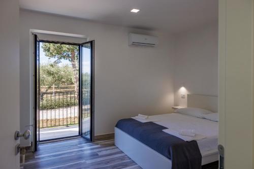 a bedroom with a bed and a balcony at Essentia Rooms & Relax in Vasto