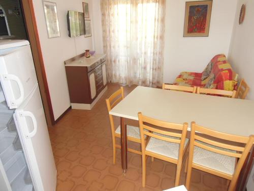 uma cozinha e sala de jantar com mesa e cadeiras em Apartment Renata 26 em Lido di Jesolo