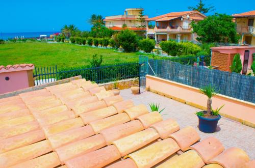 eine Reihe von Backsteintreppen in einem Hof mit Häusern in der Unterkunft Costa Mediterranea Holiday Homes in Campofelice di Roccella