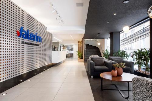 a lobby of a office with a couch and a table at Valerim Florianópolis in Florianópolis