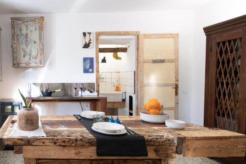 a kitchen with a wooden table in a room at Casa Vacanze Zummer Frei Studio in Pieve di Cadore