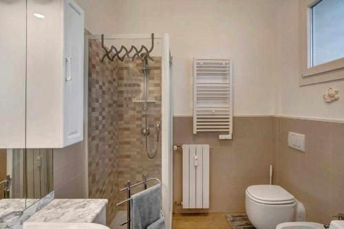 e bagno con doccia, servizi igienici e lavandino. di Ninfea apartments a Sanremo