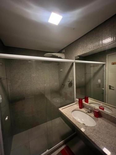 ポルト・デ・ガリーニャスにあるCasa de Veraneioのバスルーム(洗面台、ガラス張りのシャワー付)