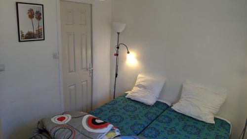 Camera con letto, 2 cuscini e lampada. di SoeursGrises Béziers Centre Historique coeur de l'Hérault capitale d'Occitanie a Béziers