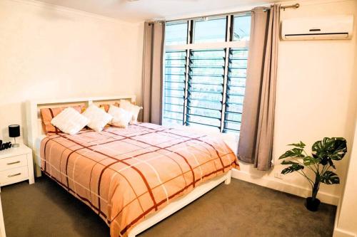 Кровать или кровати в номере Tropica Bliss: 2.5km to CBD