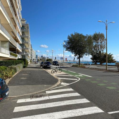 une rue avec un banc sur le côté de la route dans l'établissement La Baule Beach Box, petite studette bord de mer, à La Baule