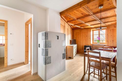 Kuchyň nebo kuchyňský kout v ubytování Appartamento rustico con stube e balcone