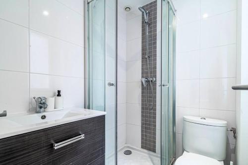 een badkamer met een douche, een toilet en een wastafel bij Studio équipé à 5 minutes de Paris - Montreuil -II in Montreuil