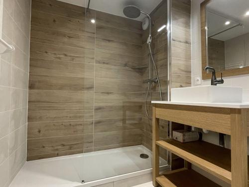 ein Bad mit einer Dusche und einem Waschbecken in der Unterkunft Appartement Méribel, 2 pièces, 4 personnes - FR-1-411-739 in Les Allues
