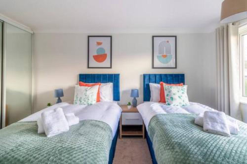 two beds sitting next to each other in a bedroom at Trendy Sea View 2 bedroom Sleeps 6 - Free Parking in Bournemouth