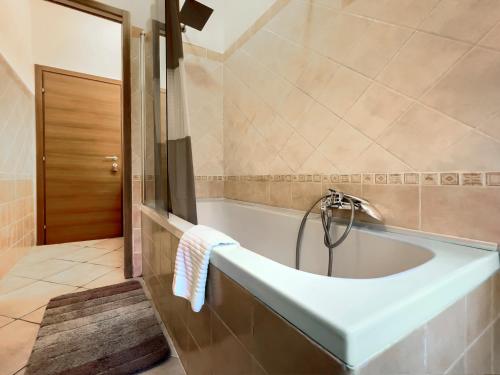 a bathroom with a bath tub with a towel at Gianicolo - Spacious flat for family and friends in Rome