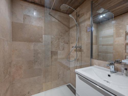 une salle de bain avec douche et lavabo dans l'établissement Appartement rénové, ski aux pieds, cœur de Val Thorens - FR-1-640-34, à Val Thorens