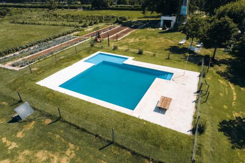 - une vue sur la piscine dans un champ dans l'établissement La Santina Posada & Experiencias de Campo, à San Pedro