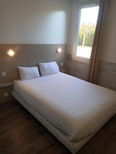 Postel nebo postele na pokoji v ubytování Logis Hôtel Acotel Avignon Nord