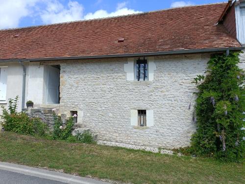 Charmante petite maison 2 personnes في Chambourg-sur-Indre: بيت من الطوب الابيض بسقف احمر