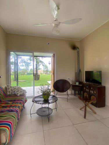 - Casa de campo - في فيديراسيون: غرفة معيشة مع أريكة وتلفزيون
