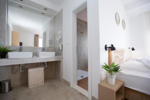 La salle de bains est pourvue de 2 lavabos et d'un grand lit. dans l'établissement Luxury villa Astraeus 2 near Split, private pool, à Podstrana