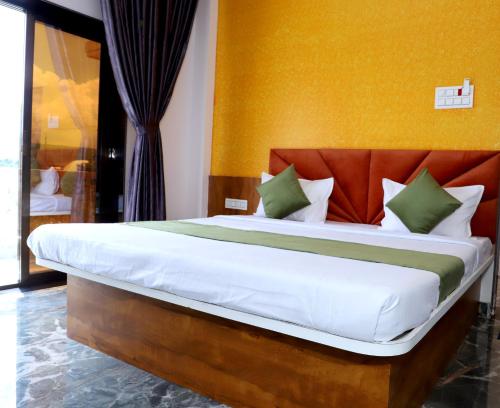 una camera con un grande letto di Hotel Grand a Khuldābād