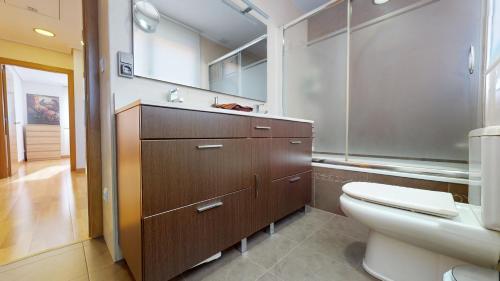 un bagno con un water e un lavandino di VT Miranda a Olite