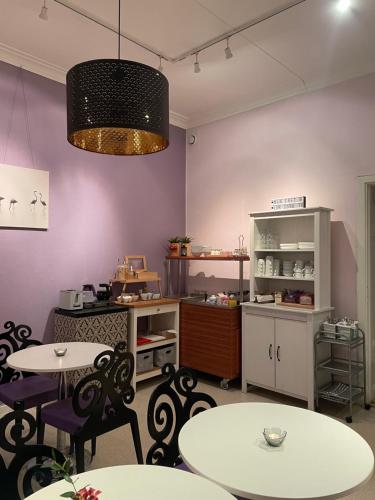 une salle à manger avec deux tables et un comptoir dans l'établissement Lilla Hotellet, à Sundsvall