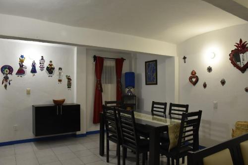 Un comedor con mesa y sillas en Casa Gris Alemán, en Oaxaca City
