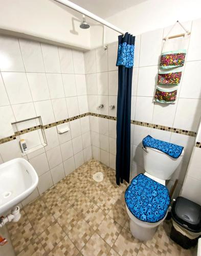 a bathroom with a toilet and a sink at Casa Gris Alemán in Oaxaca City