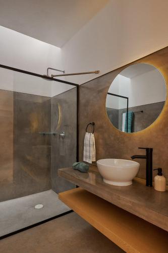 a bathroom with a sink and a mirror at Hermosa casa ubicada en Oaxaca in Oaxaca City