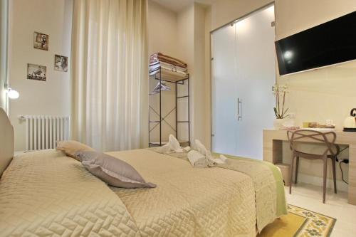 um quarto com uma cama com duas almofadas em Dreaming Rome Suites em Roma