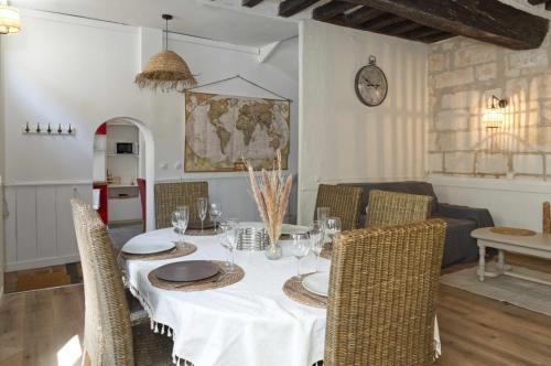 - une salle à manger avec une table et des chaises dans l'établissement Le gîte de l'Abbaye - Beaulieu-lès-Loches, à Beaulieu-lès-Loches