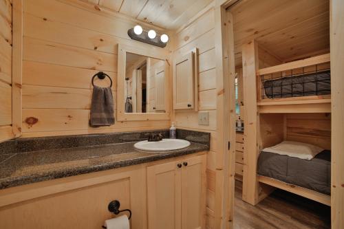 baño con lavabo y litera en Lena Cabin Wooded Tiny Cabin - Hot Tub, en Chattanooga