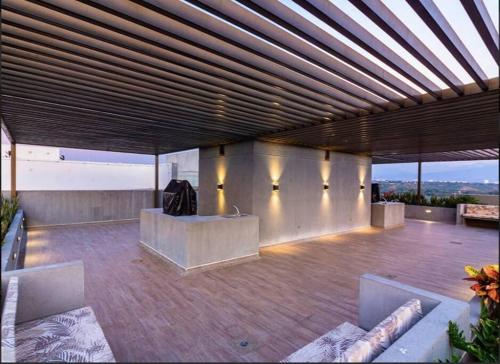 ネイバにあるApartamento de Lujo A,C y Agua Calienteの建物の景色を望む広い客室です。
