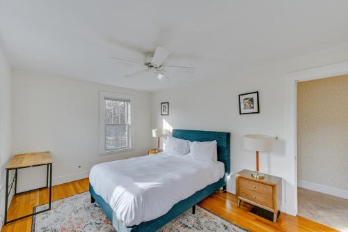 - une chambre avec un lit et un ventilateur de plafond dans l'établissement Home with Backyard about 2 Mi to Downtown Lexington!, à Lexington