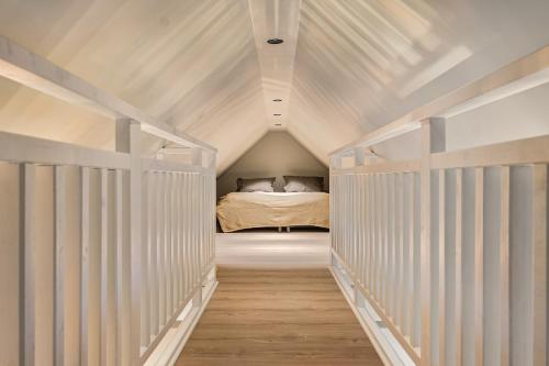 1 dormitorio con 1 cama en una habitación blanca en Odda Panorama, en Odda